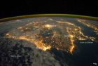 卫星图像：伊比利亚半岛的明亮夜空