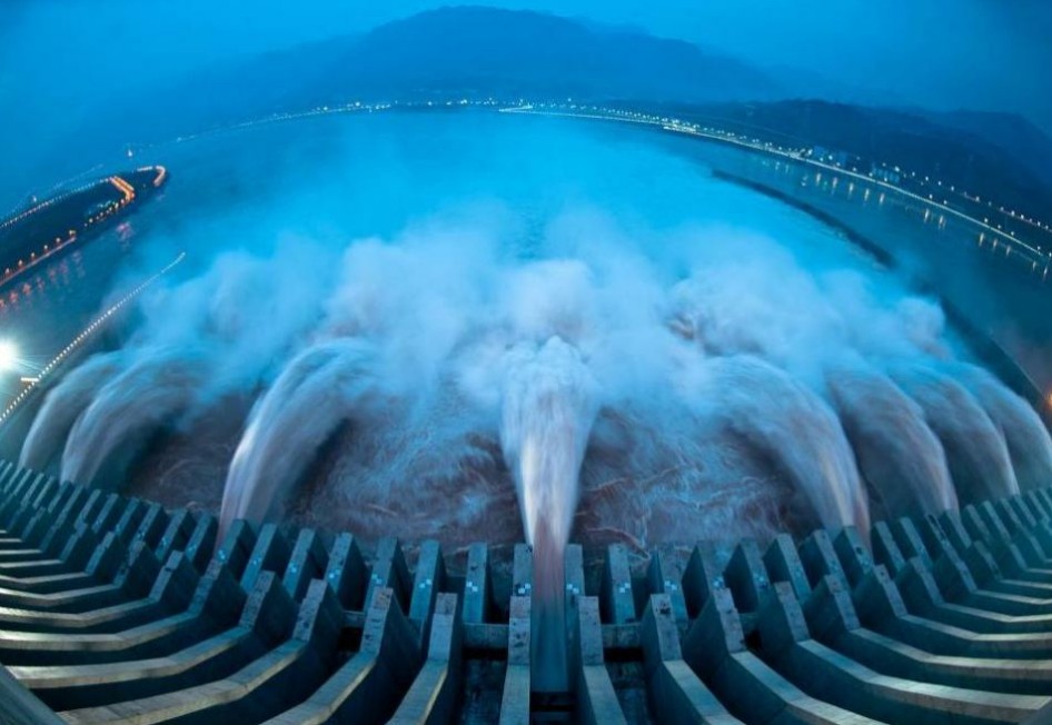 重庆/1、就在今年长江最大洪峰到来之际，三峡大坝最后一个发电机组...