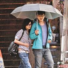 科学网-男朋友给女朋友打伞,女服务员给芝麻官