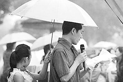 科学网-男朋友给女朋友打伞,女服务员给芝麻官