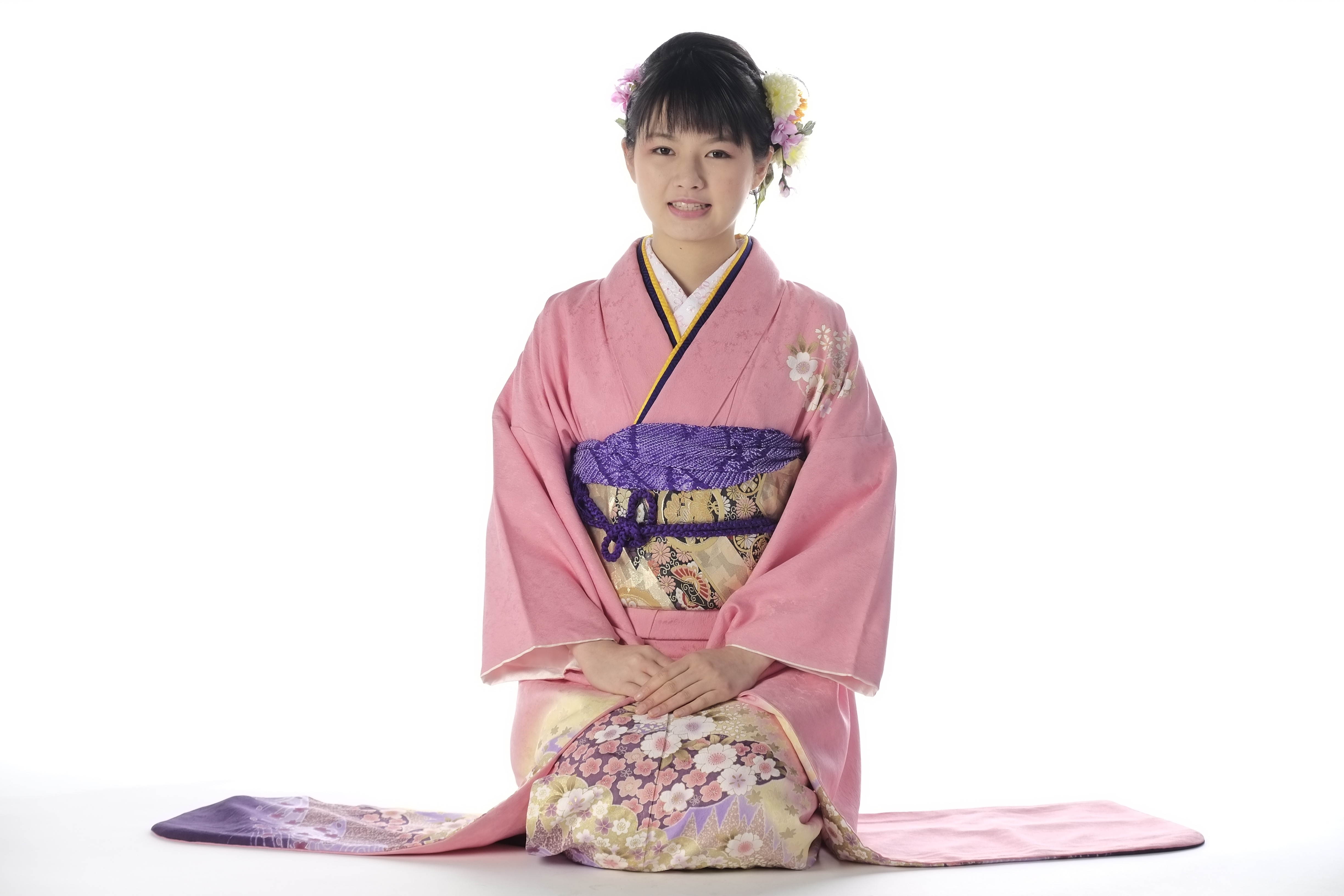 Девушка в кимоно сидит