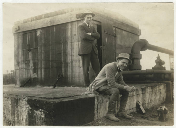 1913 Everette Lee DeGolyer, Sr. (seated) on Potrero del Llano oil well with geol.jpg