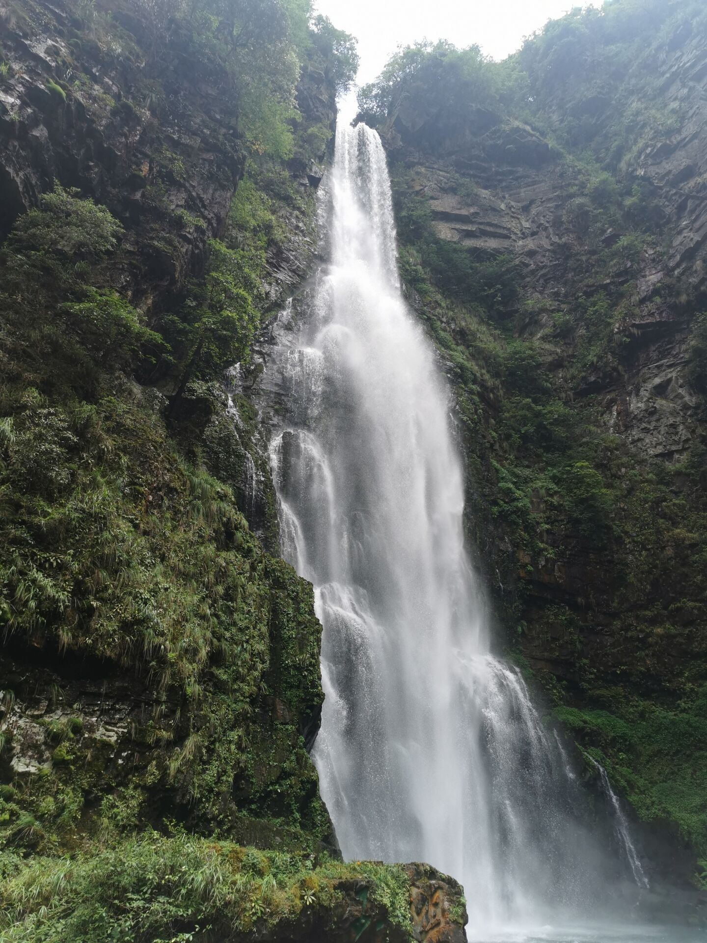 国内十大最美的瀑布排行榜(中国最著名的十大瀑布排行)-海诗网