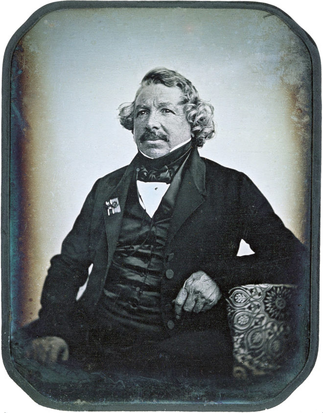 Louis-Jacques-Mande Daguerre 法国 1839-08-19 公布了照相机 小.jpg