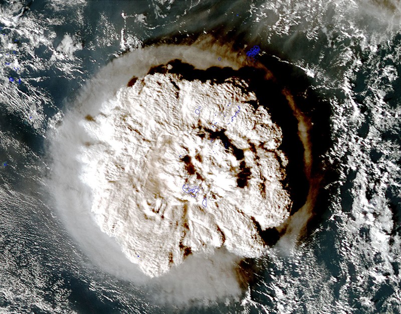 葵花8观测到的火山灰云.jpg
