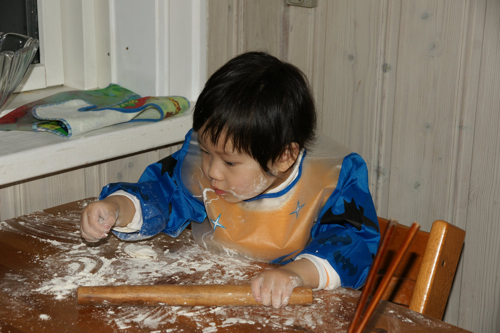 庄世宇 二妞 在家里跟妈妈学擀饺子皮——始于一岁八个月.jpg