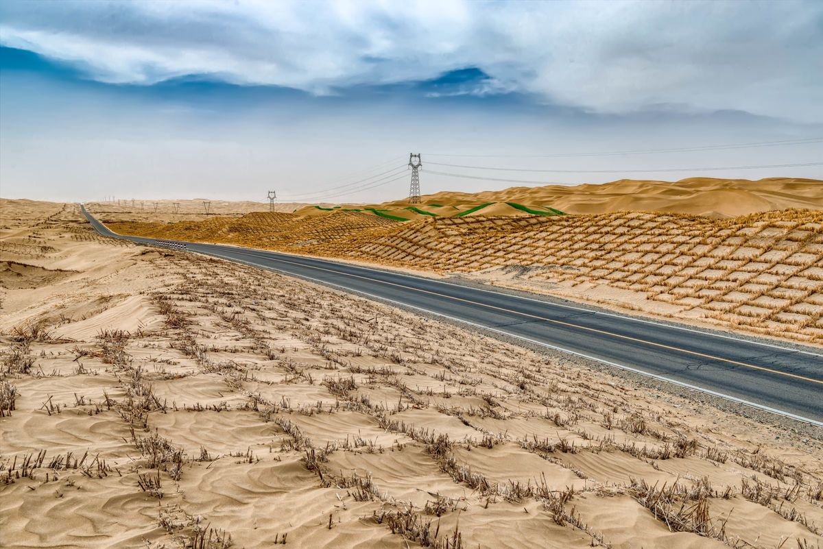 塔里木沙漠公路 南北贯穿号称“死亡之海”的塔克拉玛干大沙漠.jpg