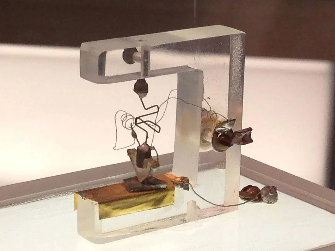 世界上第一个晶体管——用锗制成 来源：Wikipedia.jpg