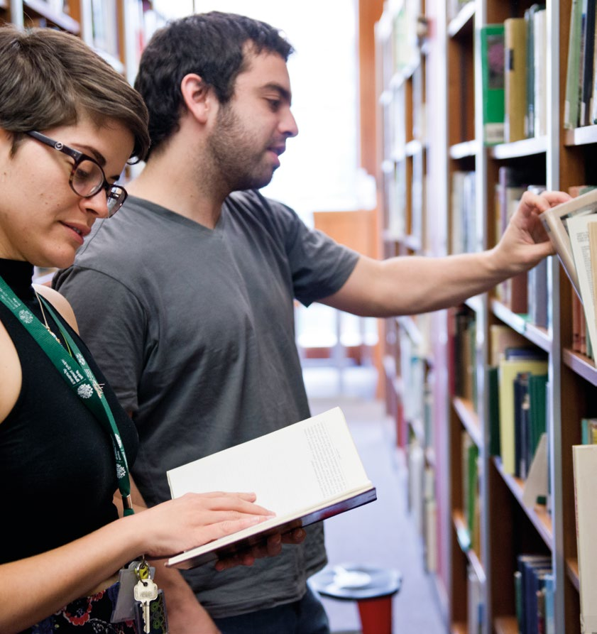 图10 RBGE图书馆在开放式书架上收藏了70,000多本书，游客可以.png