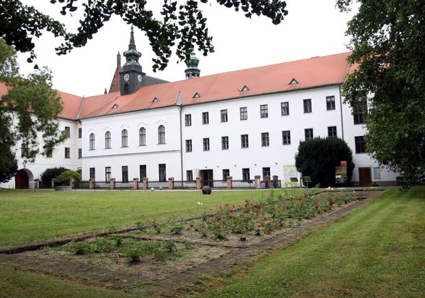 Gregor Mendel's garden at Brno Augustinian Monastery.jpg