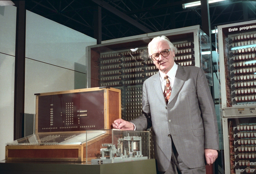 12728_Konrad-Zuse-mit-Z3-dem-ersten-Computer-der-Welt-im-Deutschen-Museum_.jpg