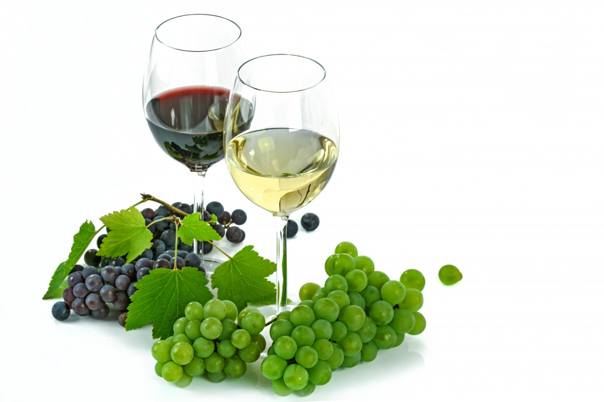 wine_white_red_an_isolated_glass_grapes_bunch_of_grapes_the_background-796516.jpg