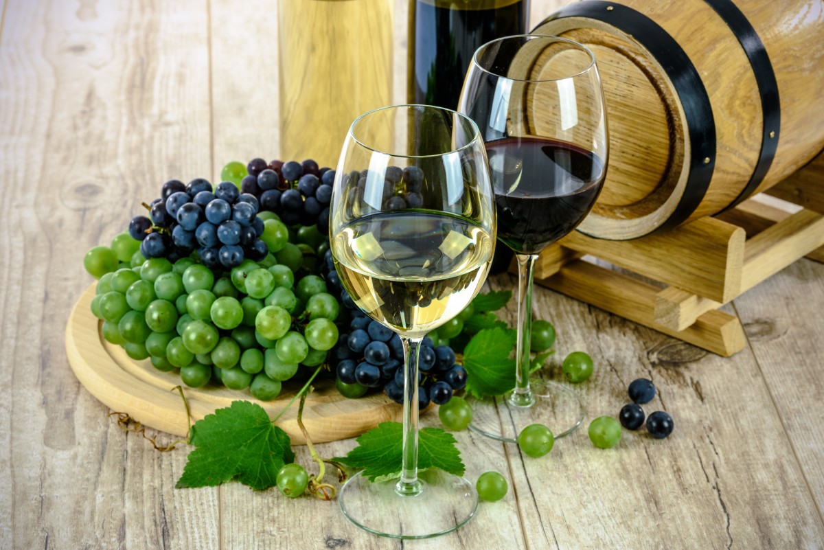 two_types_of_wine_white_wine_glass_grapes_bottle_the_drink_drinks-398923.jpg