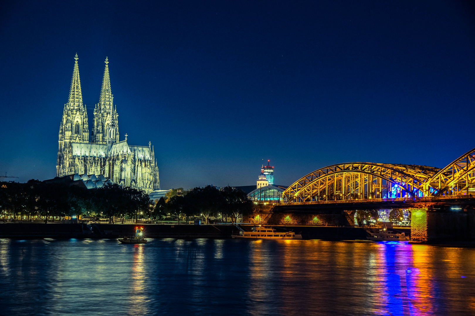 koelner-dom-mit-schloesserbruecke-bei-nacht-57b4112a-952e-4fd0-966f-6e3d9160cd62.jpg