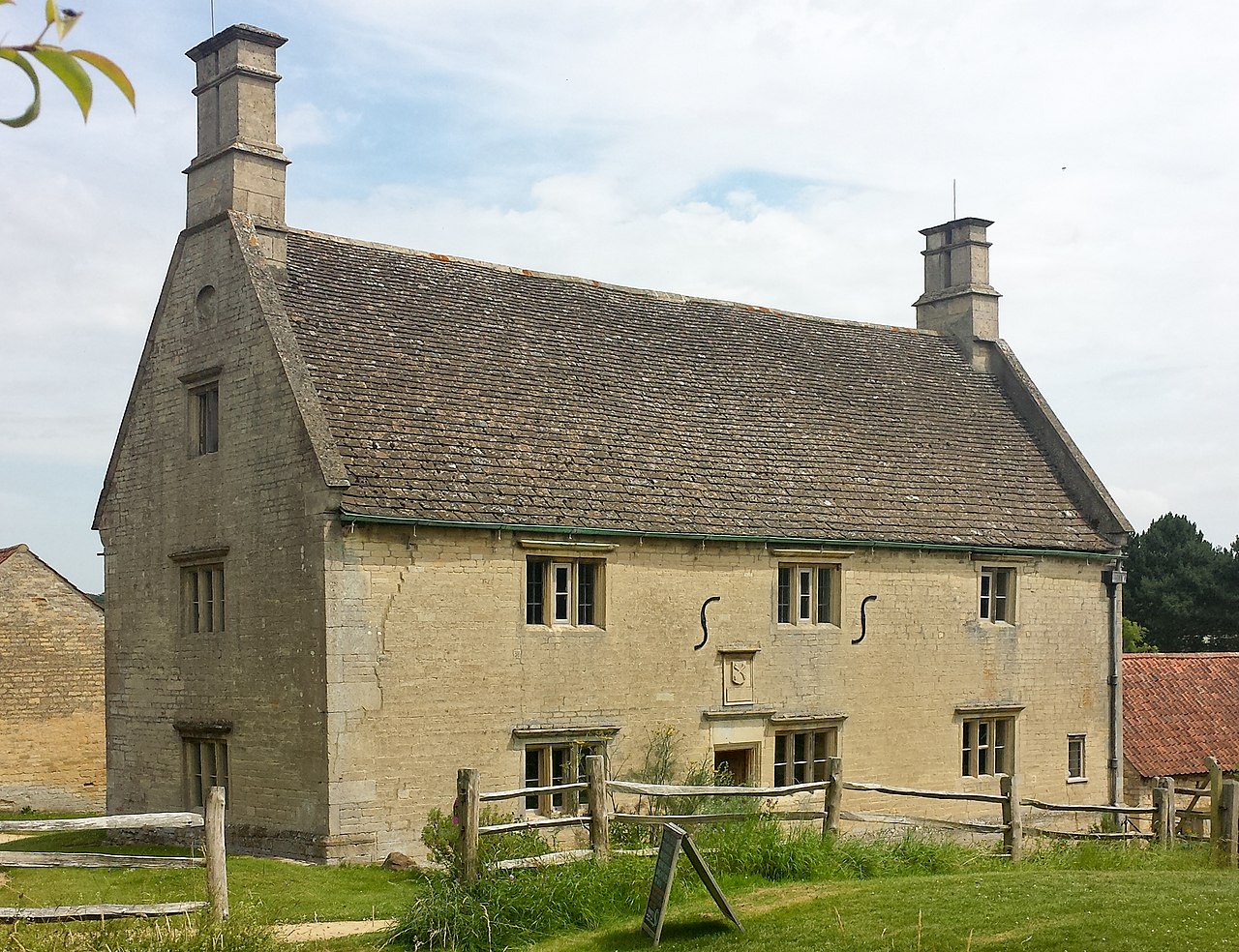 Woolsthorpe_Manor-photo-Birthplace-of-Isaac-Newton.jpg