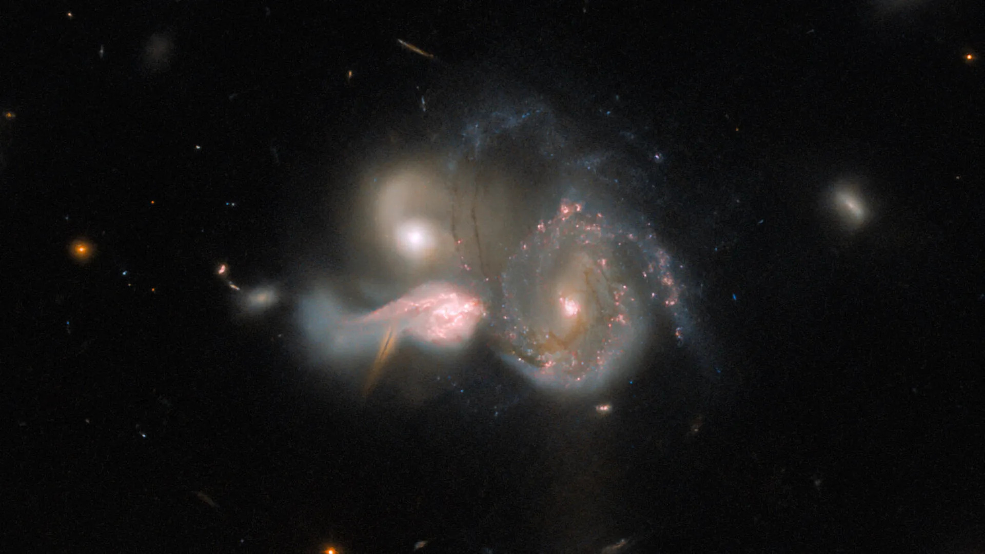 Hubble Snaps Rare View of 3 Galaxies on a Collision Course.jpg