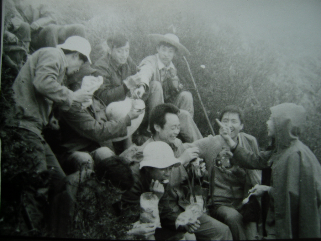 1982-5夹金山上1.bmp