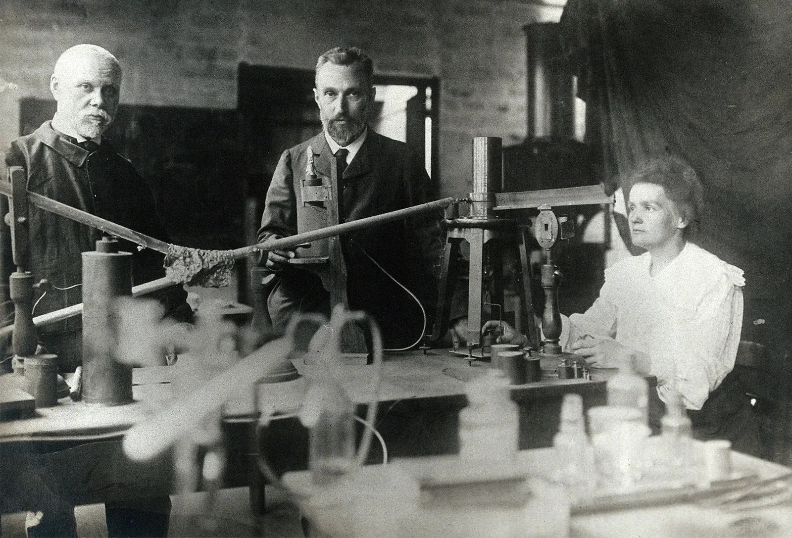 physicists-French-Gustave-Bemont-Marie-Curie-laboratory.jpg