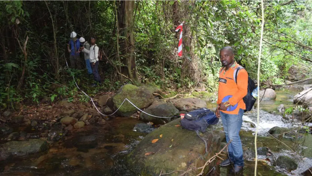 图5 2016年10月开展的野外调查技术教学现场,实地实践是分类.png