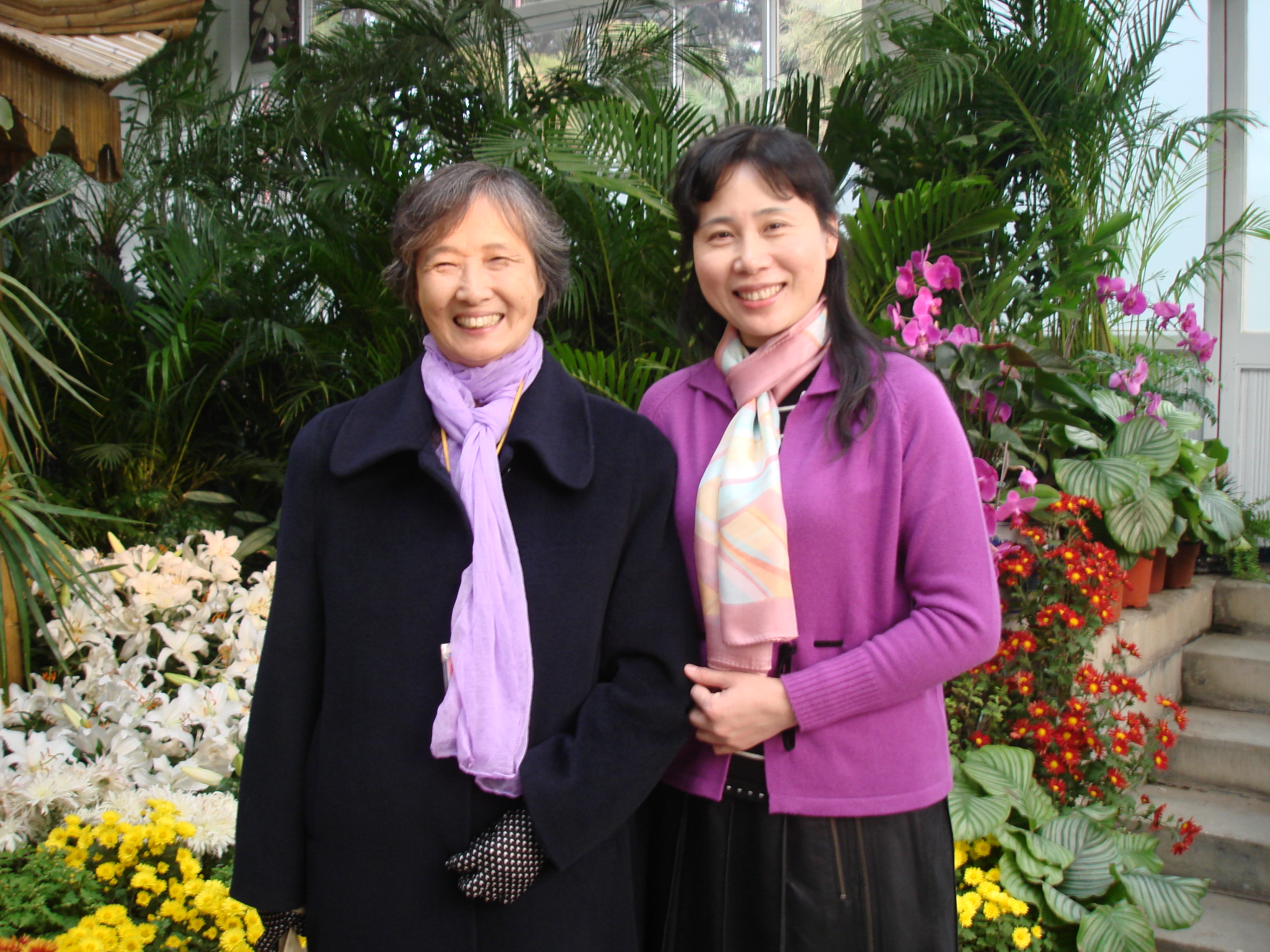 18.5 吕启祥、曹立波于中山公园(2009.6 2).JPG