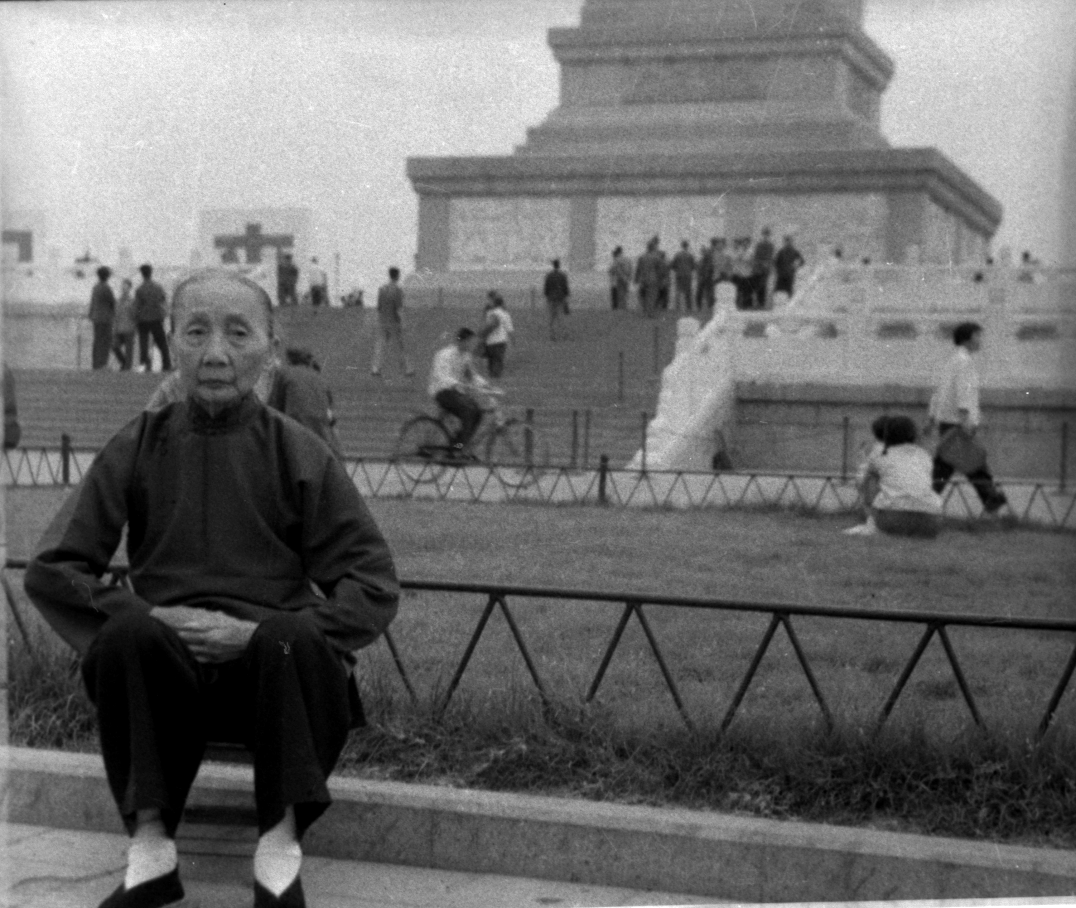 625-72.6.25祖母在天安门.jpg