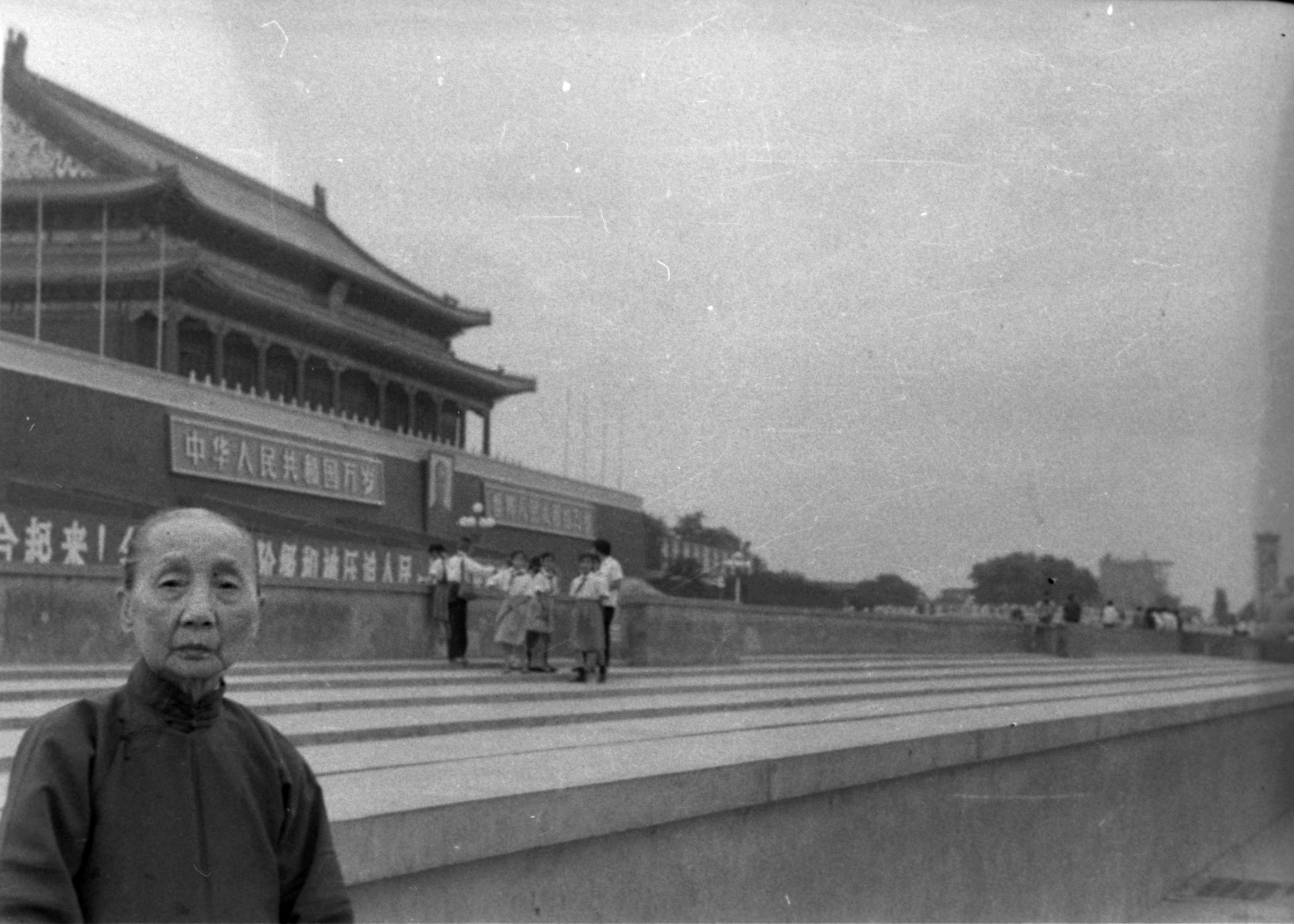 627-72.6.25祖母在天安门.jpg