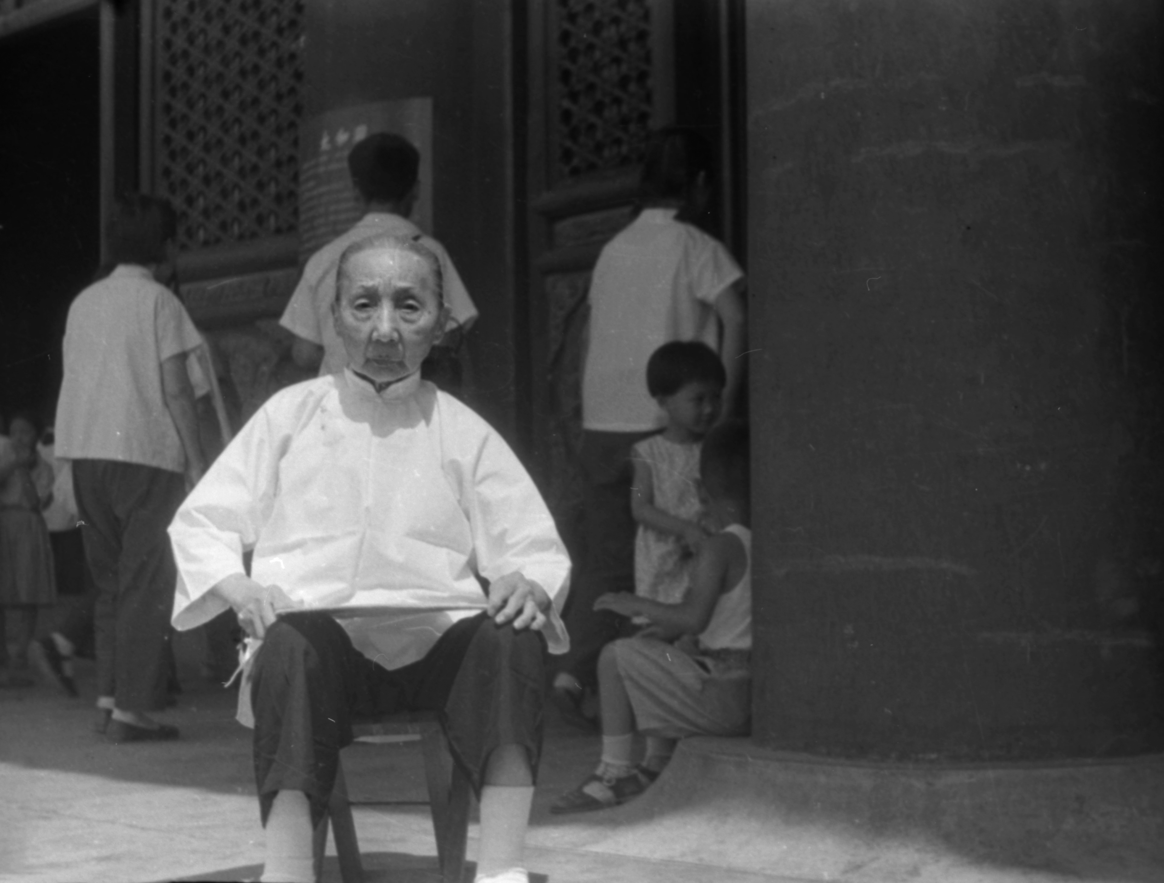 630-72.7.16祖母在故宫.jpg