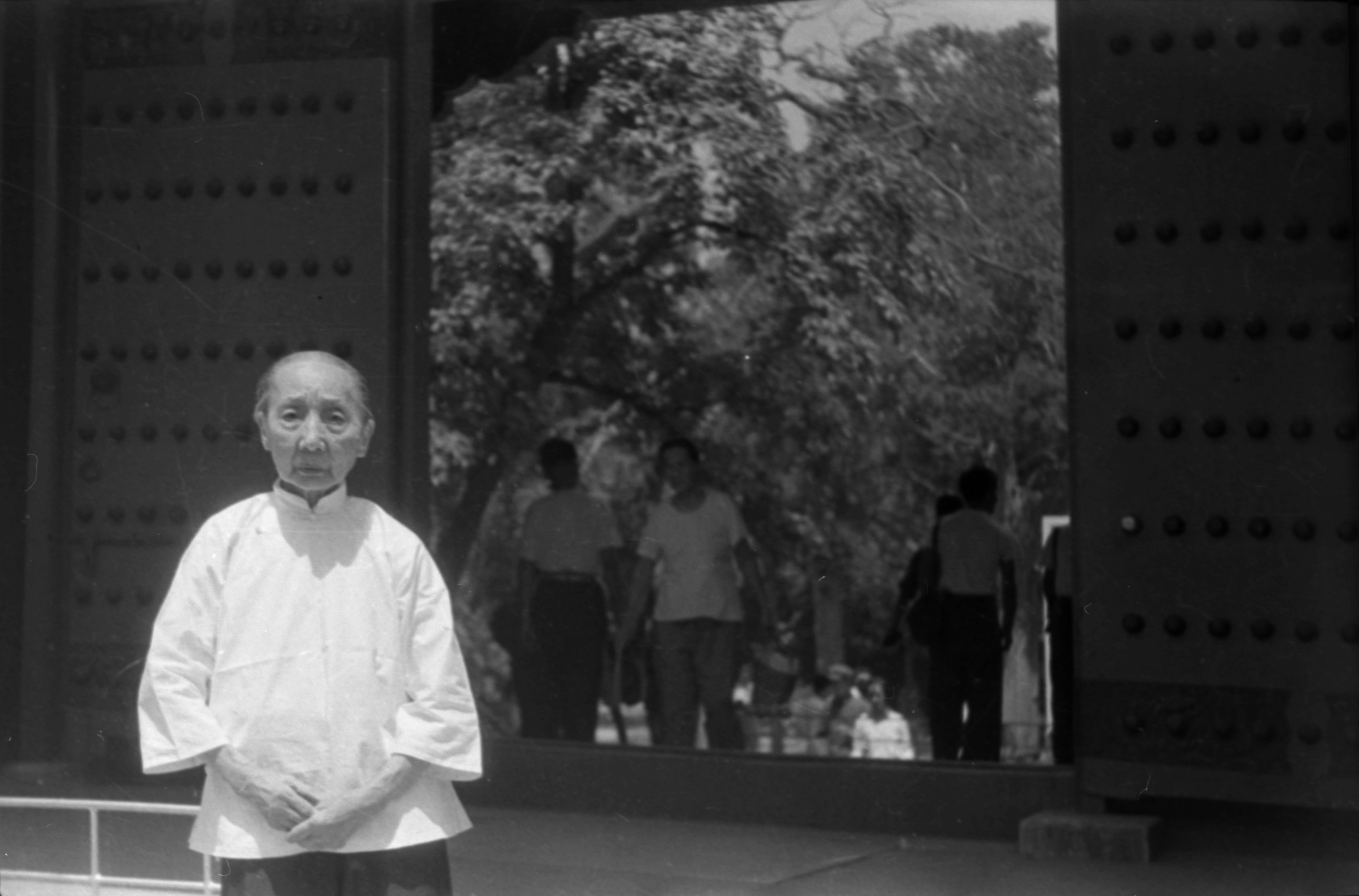 636-72.7.16祖母在故宫.jpg