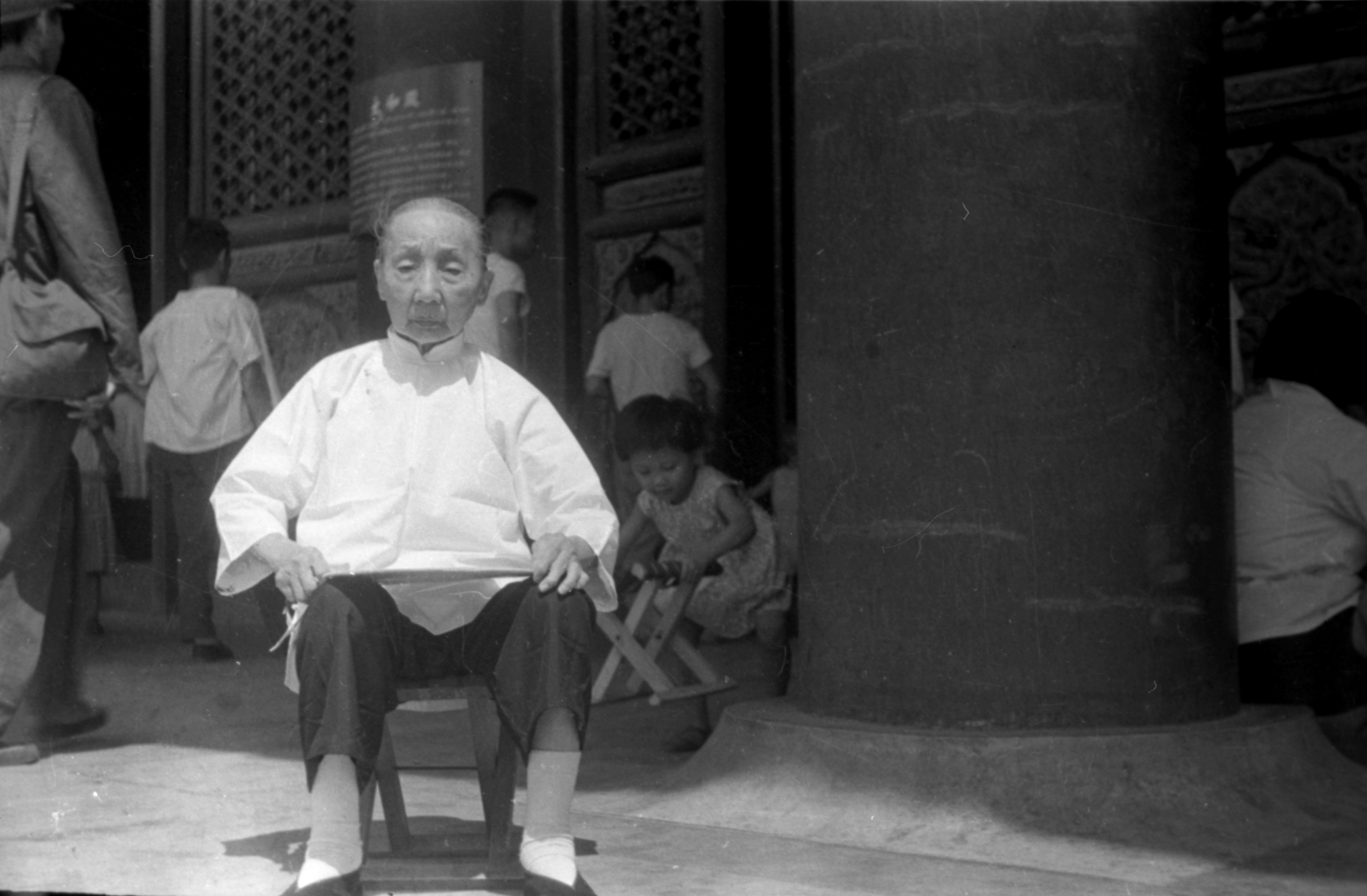 631-72.7.16祖母在故宫.jpg