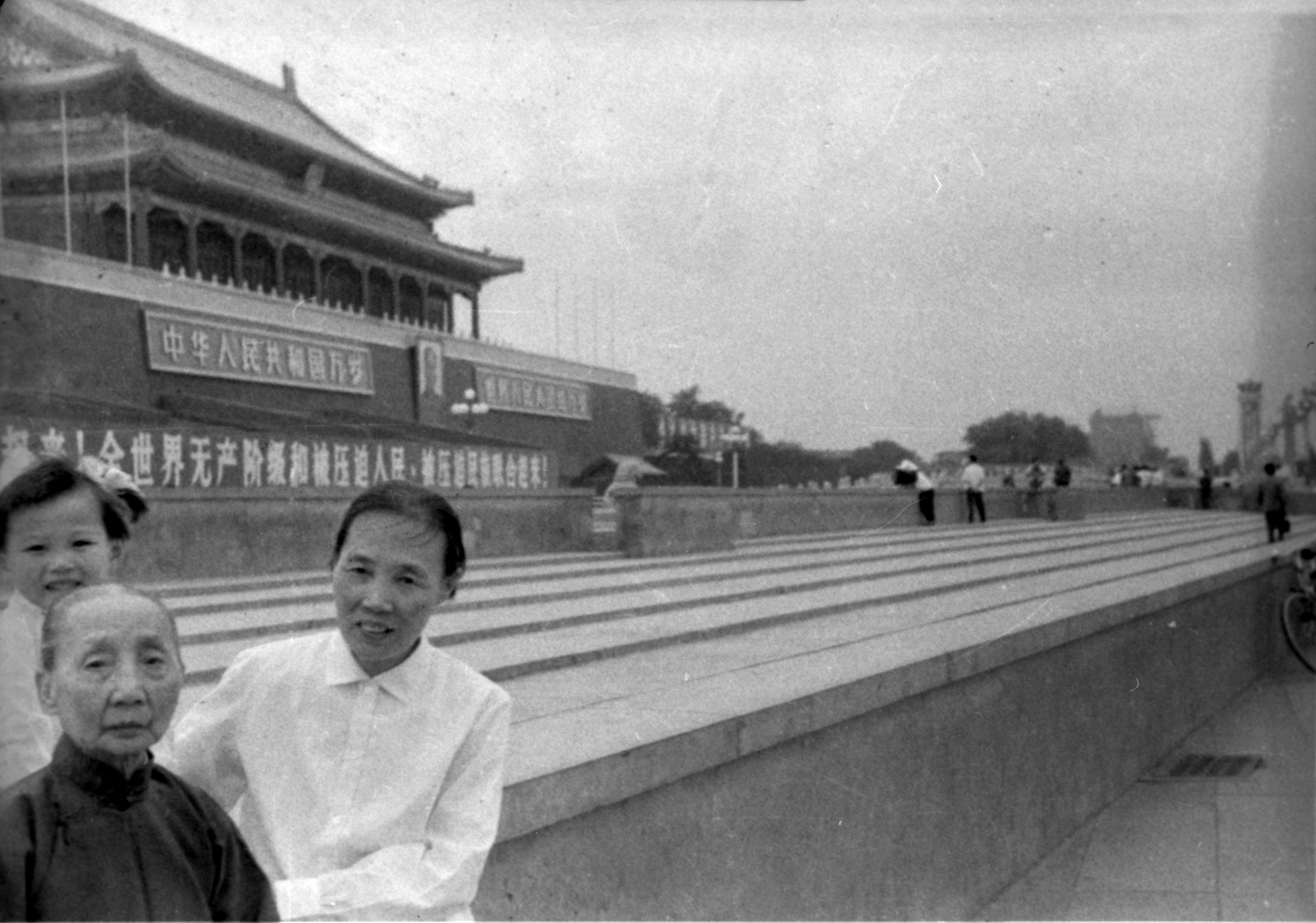 643-1972.6.25祖母妈妈在天安门.jpg