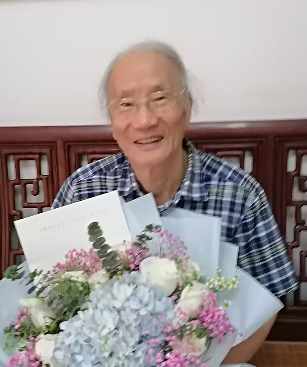 28-1 余志森获终身学术成就奖(献花).jpg