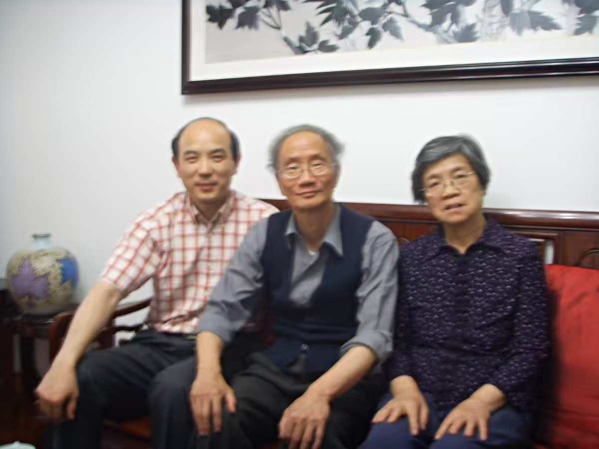 28-4 袁鹏看望余志森老师和师母.jpg