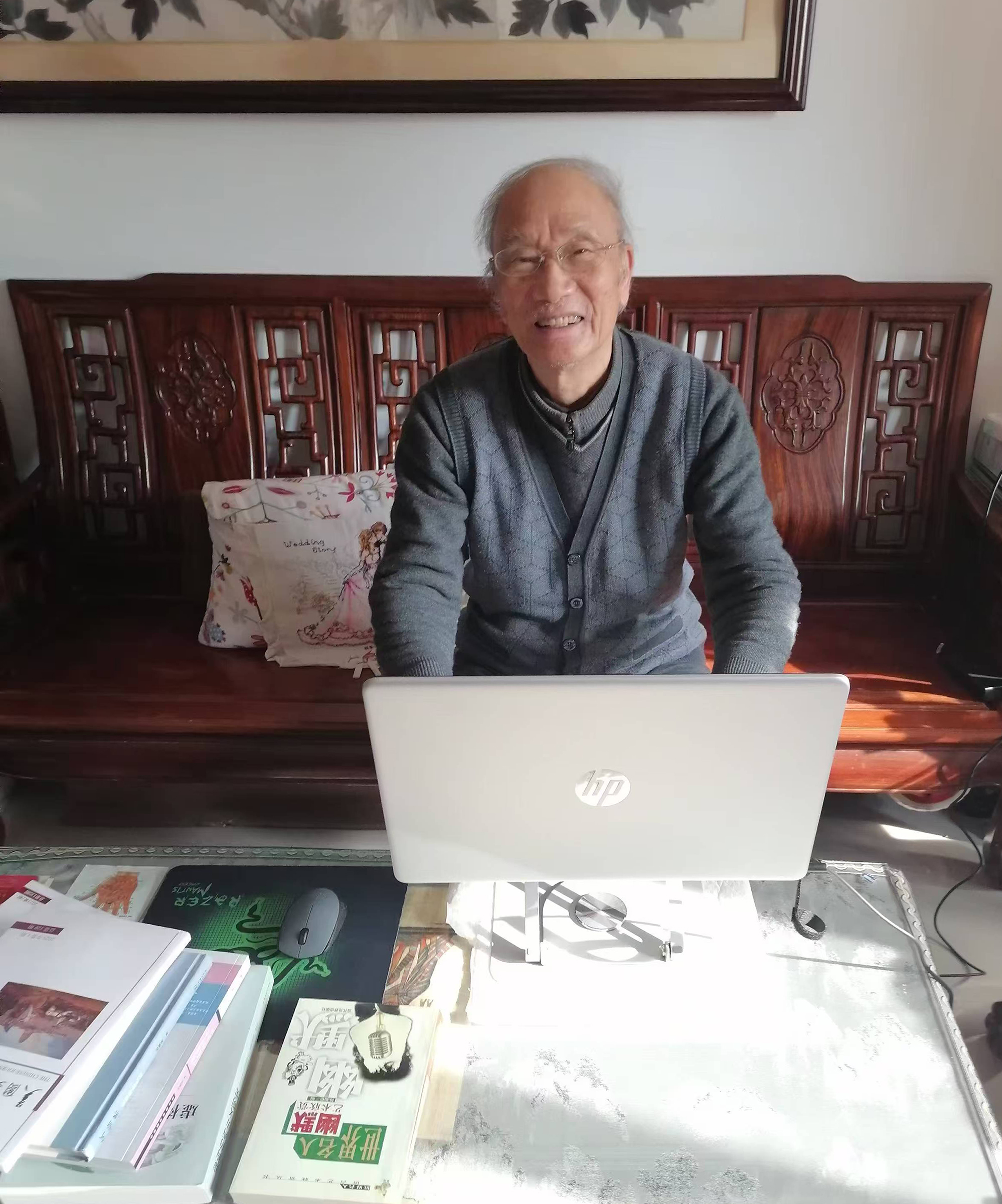 28-7 余志森老有所乐(网上冲浪).jpg