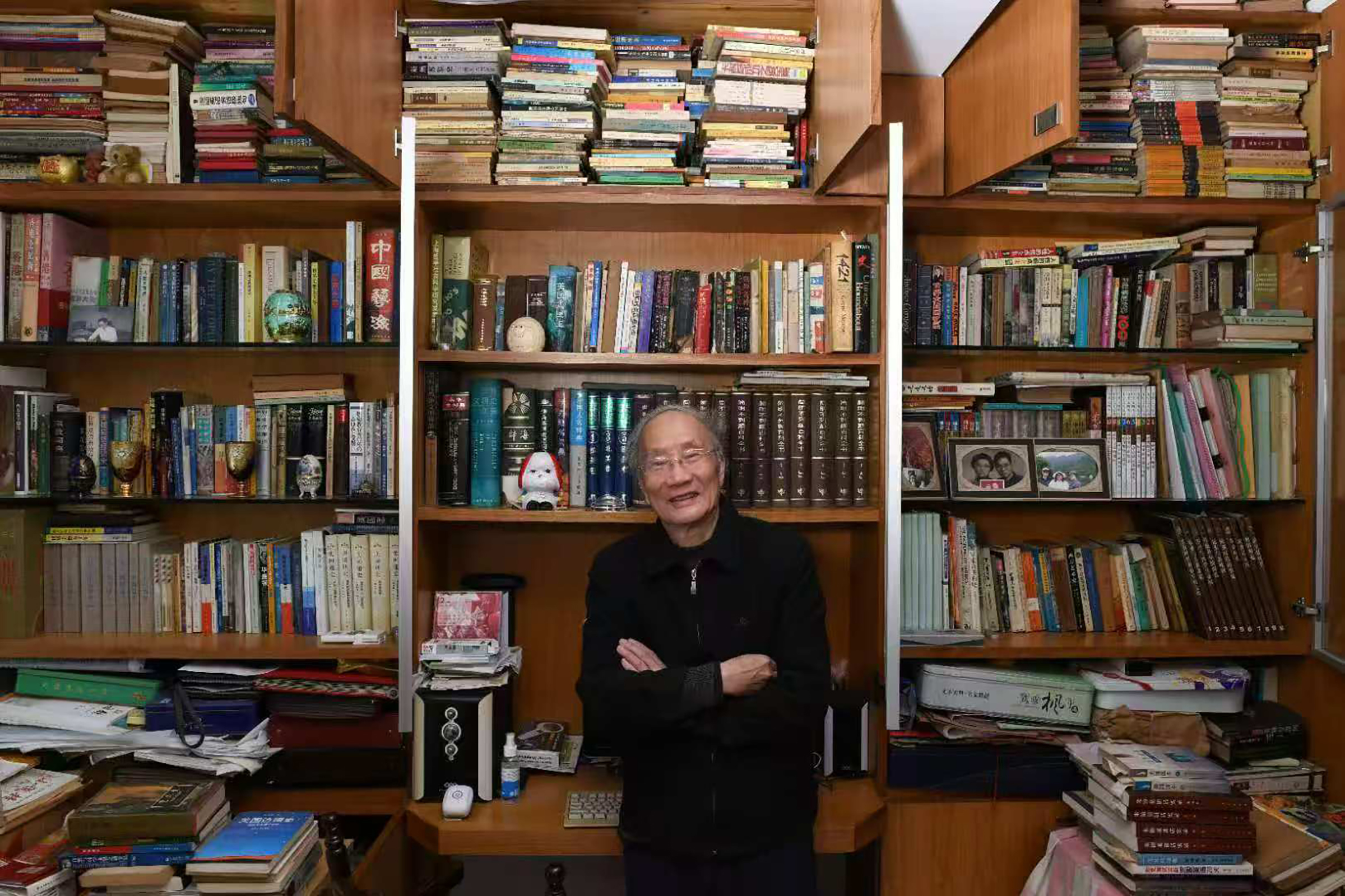 28-8 余志森乐在其中(书房里).jpg