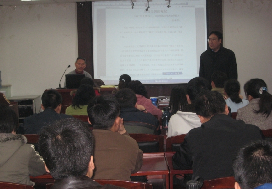 2007.3.23 �ڱ���ʦ����ѧ�Ľ���.JPG