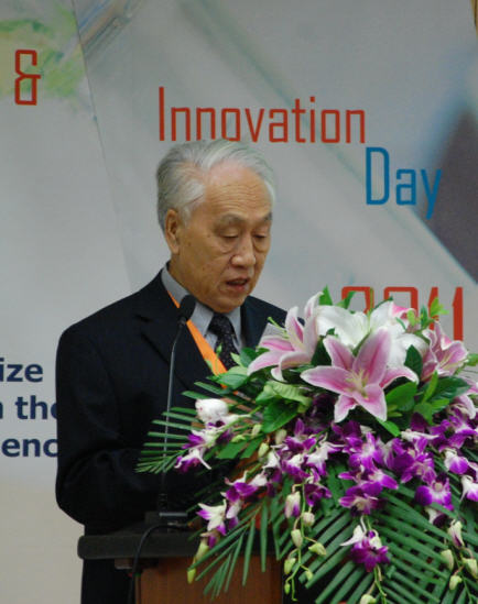 张亭栋砒霜屠呦呦青蒿素领取gsk生命科学杰出成就奖现场