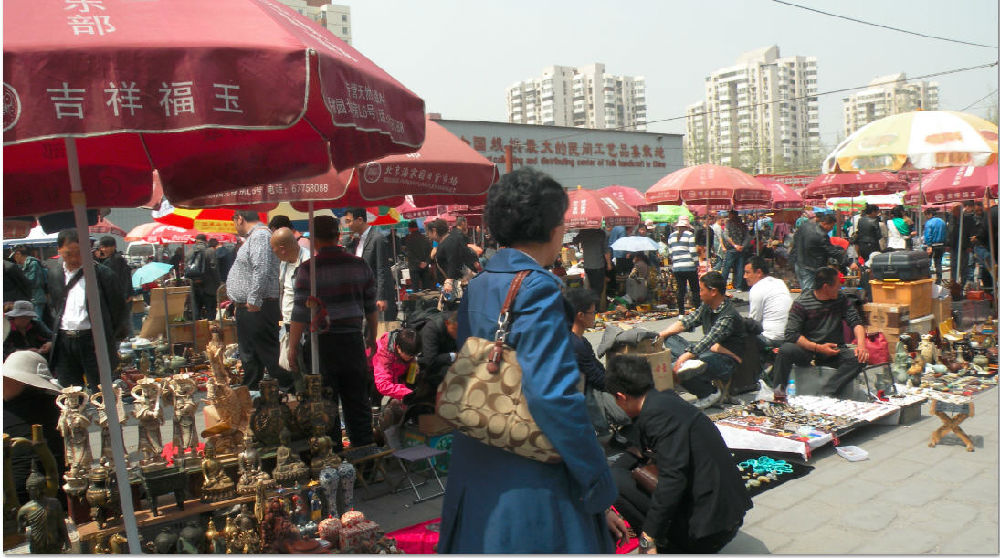 浏览潘家园旧货市场广场地摊部分照片