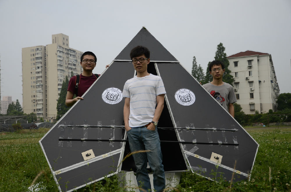 同济师生成功放飞世界上最大电动纸飞机