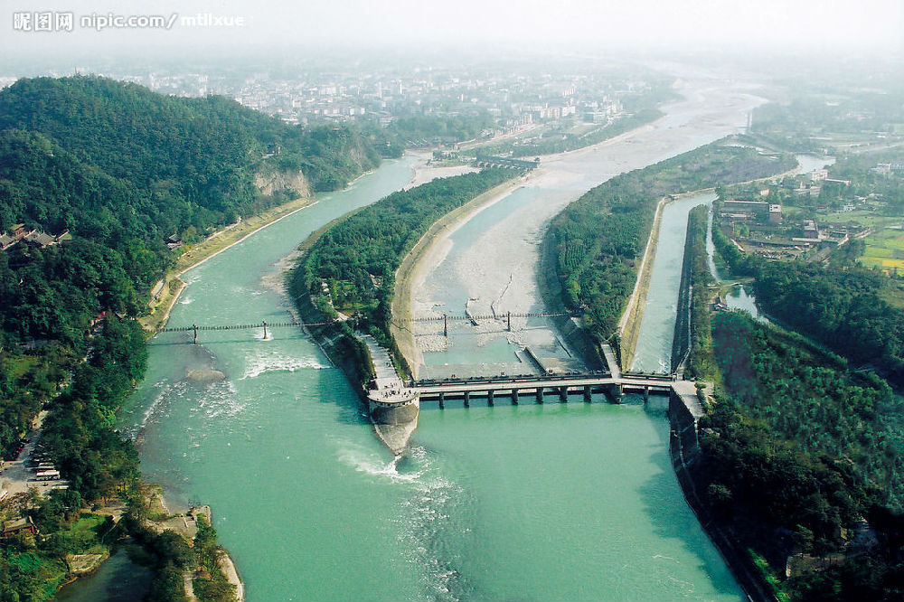 都江堰水利工程的背景图片