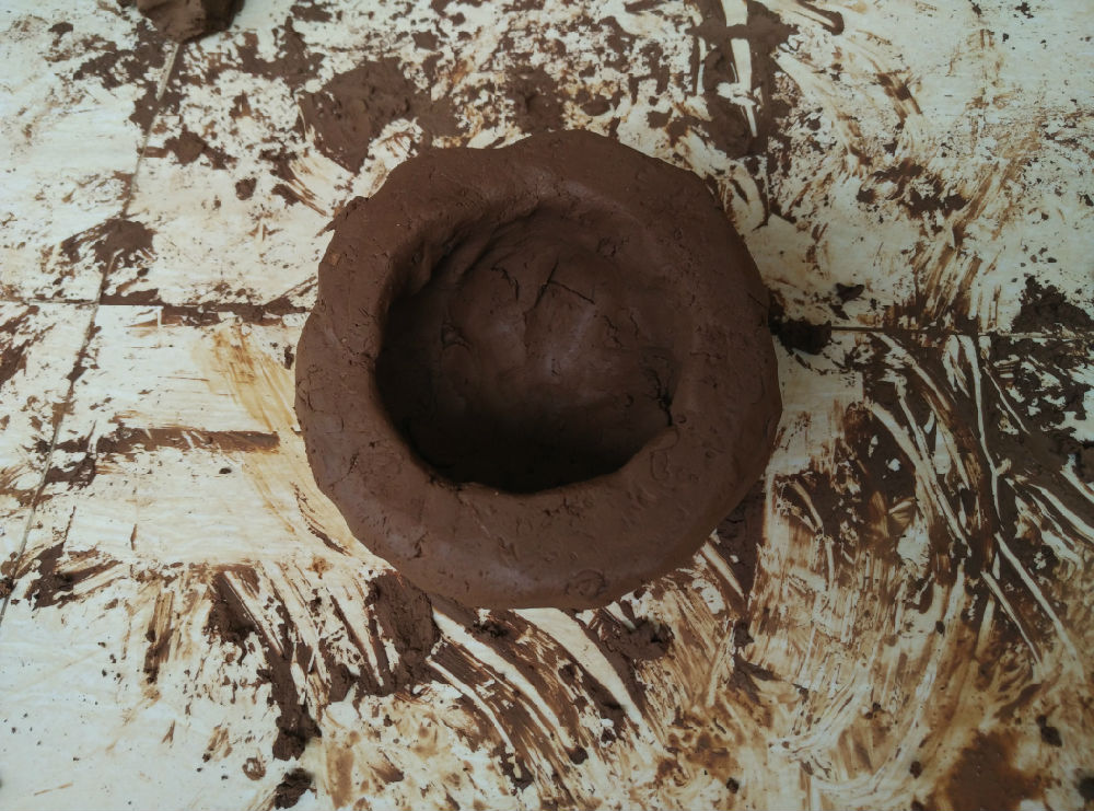 做泥炮是把泥做成一个直径10cm(3寸)左右的土碗状,四周碗体厚半厘米