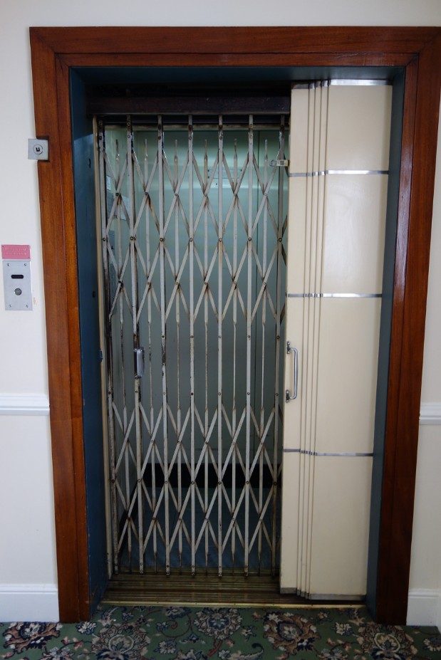 老式电梯栅栏门图片