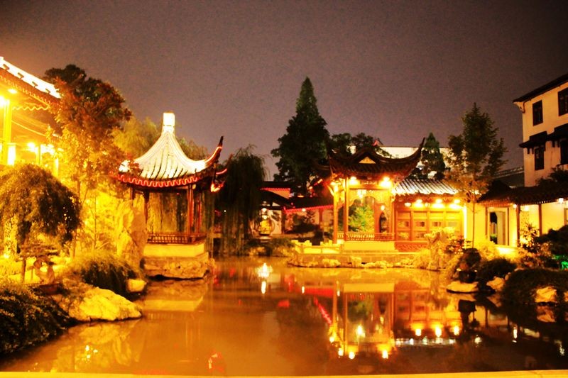 夜色中的南京瞻园和秦淮河